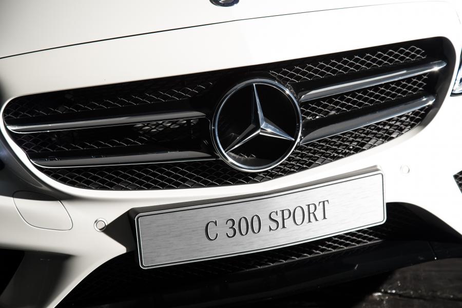 Логотип Mercedes-Benz C300 Sport 2017 года  (LA) (фото 12 из 34)